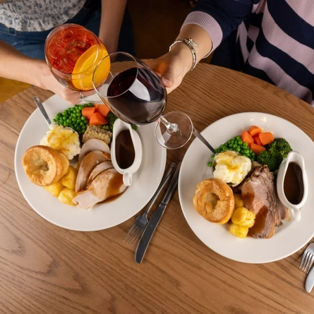 GK_P&S_Product_Lifestyle_Roast-Beef&Roast-Turkey-Cheers_2024_002.png
