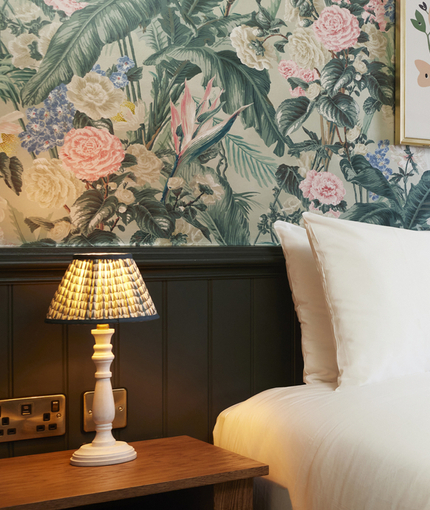 A hotel room in the White Hart.