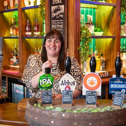 7257_GK_P&S_The-Stoke_Guildford_People_Team-Member-Pouring-Drink_2023_01.jpg