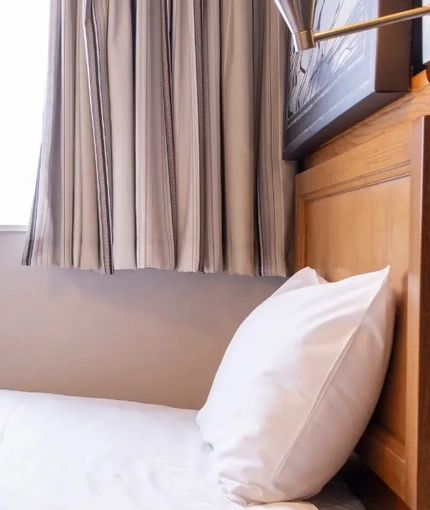 The interior hotel single bed bedroom at the Brentwood.