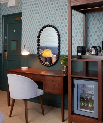 Mirrored dressing table with chair 