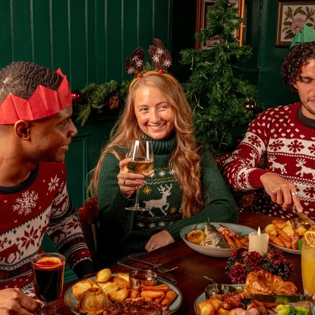 Christmas_GK_UC_People_Lifestyle_Meal-With-Friends_2024_001.JPG