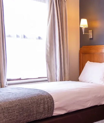 The interior hotel twin bed bedroom with two single beds at the Brentwood.