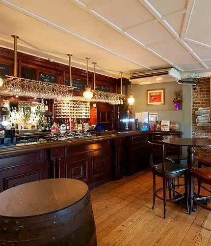 Metro - Magpie (Sunbury-on-Thames) - The bar area of The Magpie