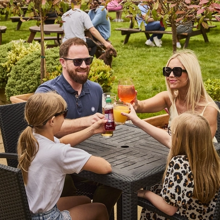 GK_People_Lifestyle_Family-Summer-Drinks_2024_035.jpg