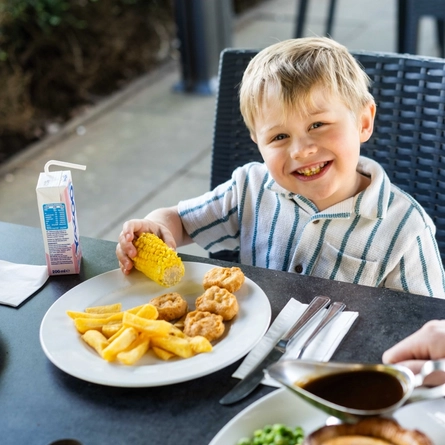 GK_P&C_People_Lifestyle_Kids-Meal-Outside_2024_001.jpg