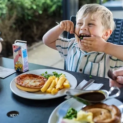 GK_P&C_People_Lifestyle_Kids-Meal-Outside_2024_006.jpg