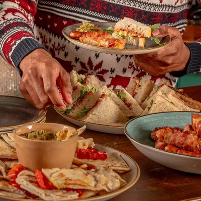 Christmas_GK_UC_People_Lifestyle_Drinks&Sides-With-Friends_004.JPG