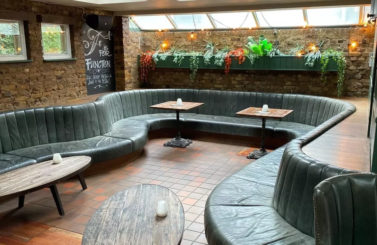 Metro - Merchant (Clapham Junction) - Interior 3