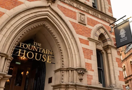 Metro - Fountain House (Manchester) - The doorway of Fountain House