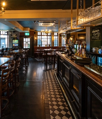 7188_GK_UC_FriendAtHand_Bloomsbury_Pub_2023_3.jpg