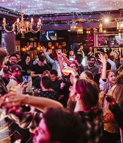 7190_GK_UC_Globe_Marylebone_People_Guests-Cheering_2022_16.jpg