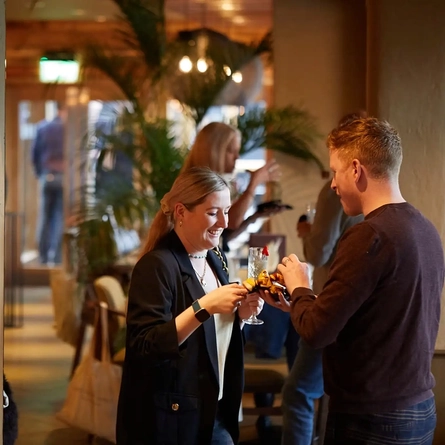Launch_6178_P&V_Crafted_Four-Oaks_Sutton-Coldfield_People_Lifestyle_People_in_Bar_2023_002