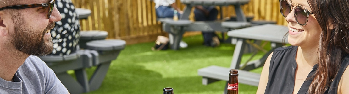 GK_Lifestyle_Couple-Beer-Garden_2023_009.jpg