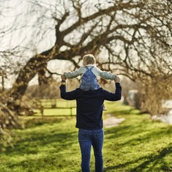 DB_C&B_People_Lifestyle_Child-On-Shoulder_2024.jpg