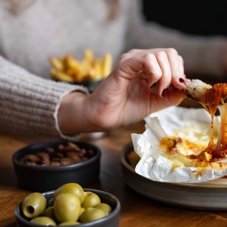 P&V_MPCo_Product_Mood_Baked-Camembert-Garlic-Honey-Sourdough_2024_027.jpg