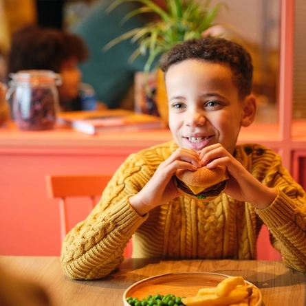 DB_SE_People_Lifestyle_Kids-Double-Burger_2024_002.jpg