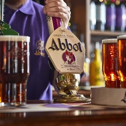 B&B_Abbot_5_Pint_Lifestyle_On-Trade_Winter_2021_10.jpg