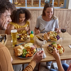 DB_FHK_People_Lifestyle_Famil-Carvery-Meal_2024_004.jpg