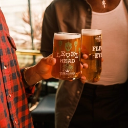B&B_Greene-King_Level-Head_4.0_On-Trade_Pint_Lifestyle-Cheers_2022_3.jpg