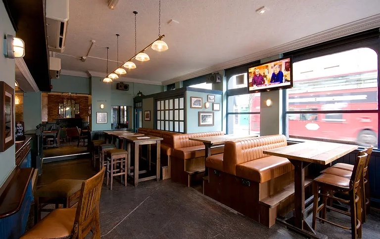 Metro - Worlds End (Finsbury Park) - The dining area of The World's End