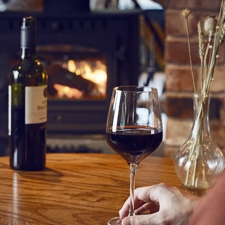 6948_DB_C&B_Riverside_Branston_Product_Advert_RedWine_Fireplace_2023_1
