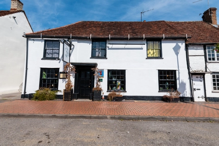 An exterior shot of the facade & signage at the Grasshopper in Wokingham.