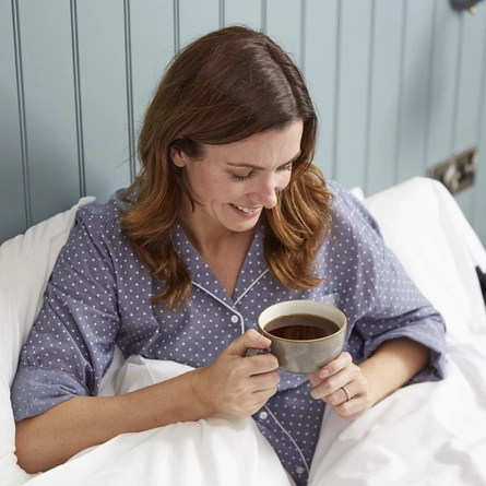 GKI_Lifestyle_Woman-in-a-bed-with-a-cup-of-coffee_2025.jpg