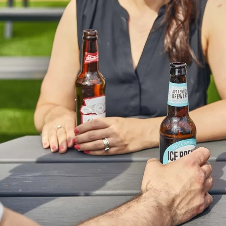 GK_Lifestyle_Couple-Beer-Garden_2023_010.jpg