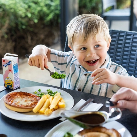 GK_P&C_People_Lifestyle_Kids-Meal-Outside_2024_005.jpg