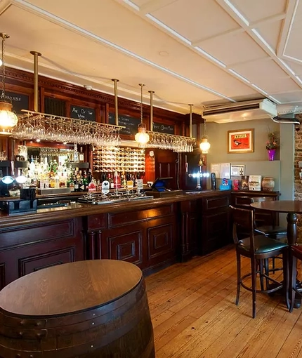 Metro - Magpie (Sunbury-on-Thames) - The bar area of The Magpie