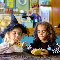 WW_People_Lifestyle_Halloween_Biscuits_2023_3.jpg
