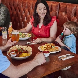 6276_GK_P&C_Ashby-Lodge_Scunthorpe_Lifestyle_Family-Meal_2023_003.jpg