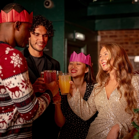 Christmas_GK_UC_People_Lifestyle_Friends-Cheers_2024_003.JPG