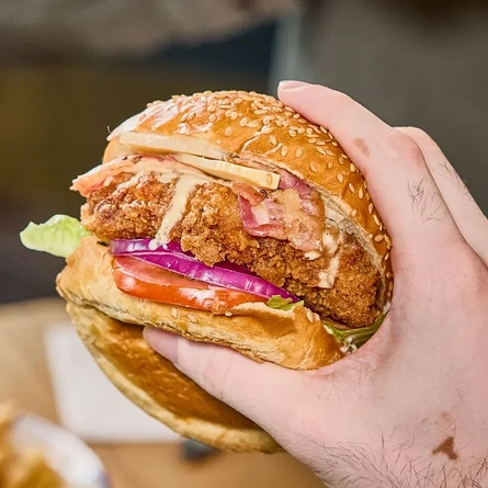 GKP_Product_Lifestyle_Beer-&-Burger-Chicken-Caesar_2024_007.jpeg