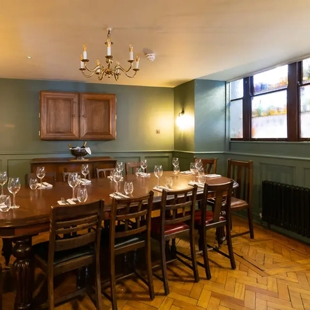 Metro - Tulse Hill Hotel (Tulse Hill) - A large dining table and chairs