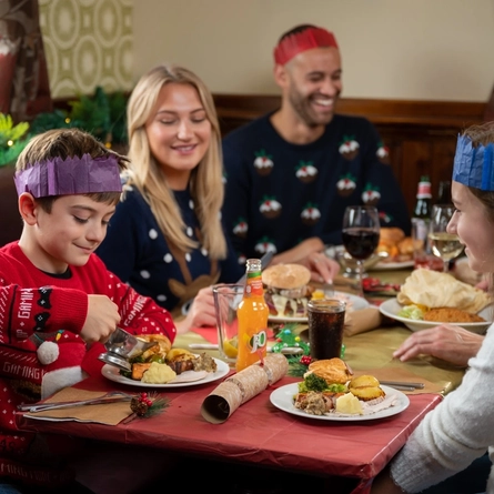 Christmas_DB_FHI_People_Lifestyle_Christmas-Meal_2022_001.jpg