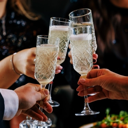 New-Years_P&V_Crafted_Product-Lifestyle_Fizz-Cheers_2024_003.jpg
