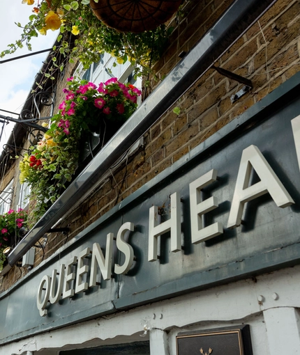 7121_GK_UC_QueensHead_Uxbridge_Pub_2023_12.JPG