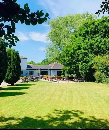 Metro - Cricketers (Warfield) - Pub Garden