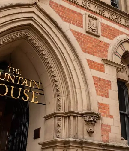 Metro - Fountain House (Manchester) - The doorway of Fountain House