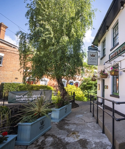 The exterior facade of The Crown & Horseshoes.