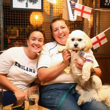 GK_Sport_People_Portrait_England-Fans-Dog_2023.jpg