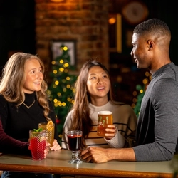Christmas_GK_UC_People_Lifestyle_Friends&Drinks_2024_009.JPG
