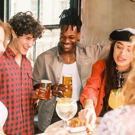 B&B_Greene-King_Level-Head_4.0_On-Trade_Pint_Lifestyle-Friends_2022_2.jpg