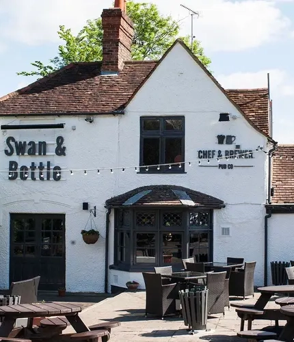 6246_Destination_C&B_Swan&Bottle_Uxbridge_001.jpg