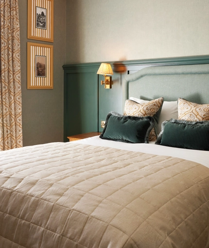 Hotel room with double bed 