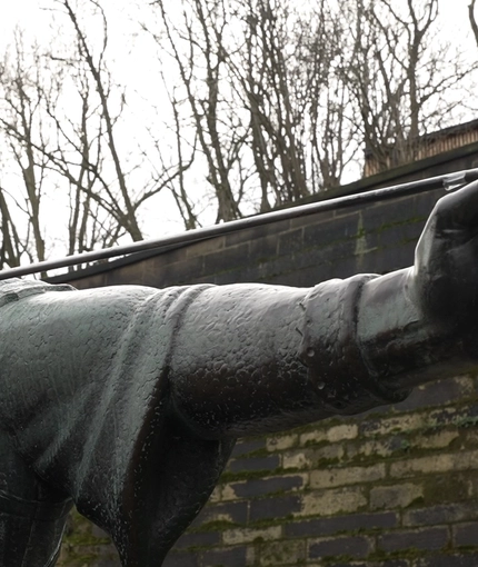 An image of the statue of Robin Hood in Nottingham.