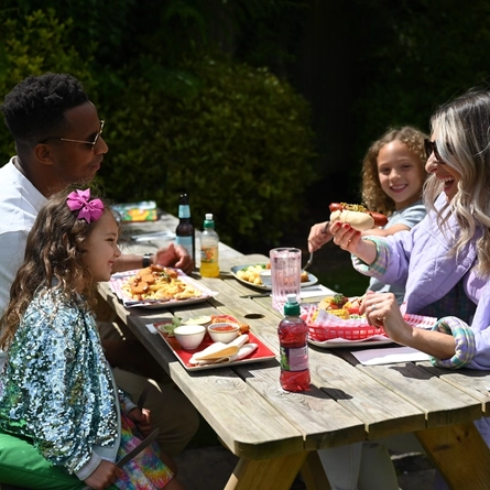 6104_White-Barn_Cuddington_People_Lifestyle_Beer-Garden-Dining_2022_023.jpg