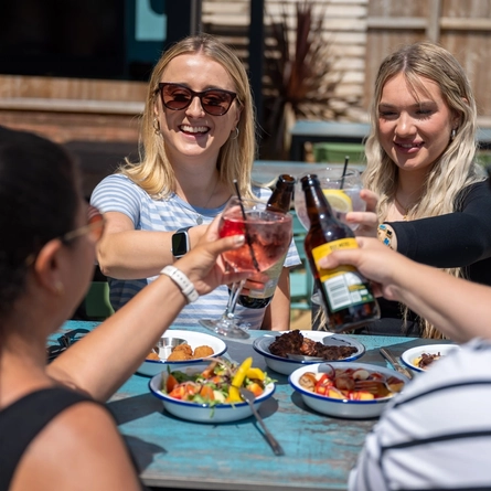4776_GK_PL_Nabb-Inn_Hucknall_People_Lifestyle_Meals-Drinks-with-friends_2023_008.jpg